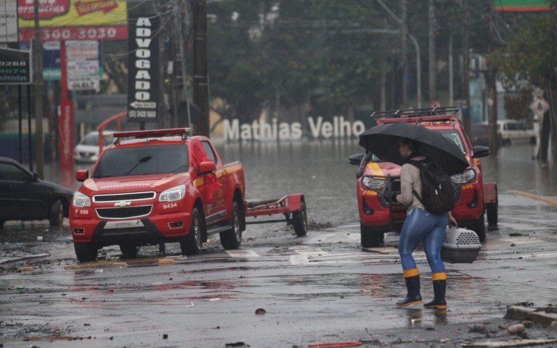 Situação no bairro Mathias Velho permanece preocupante, após três semanas, devido ao recuo lento da água, segundo os moradores