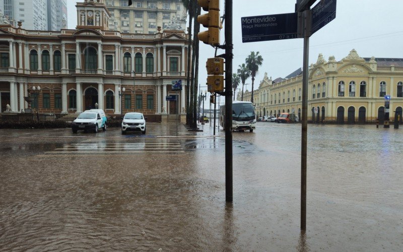 Borges de Medeiros, próximo ao Paço Municipal de Porto Alegre, alagada novamente | abc+