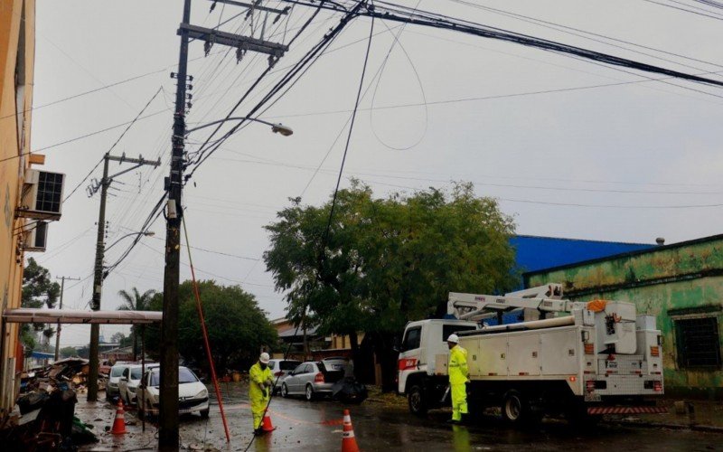 Técnicos da RGE circulam pelos bairros para avaliar a situação e definir locais em que a energia elétrica pode ser retomada em Canoas