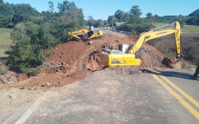CSG trabalha na recuperação de trecho da RS-240 que cedeu no KM 20, em Capela de Santana | abc+