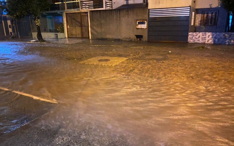 Rua Walter Iserhard, no bairro Canudos, apresenta alagamentos na noite desta quinta-feira | abc+