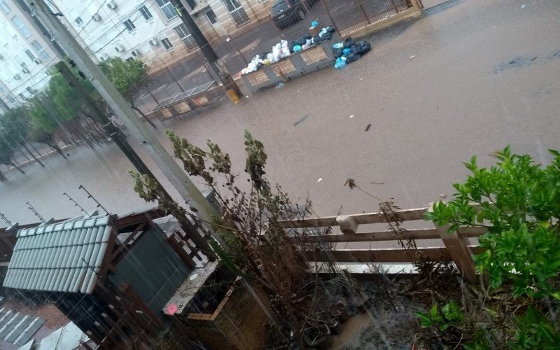 Chuva que atinge a região nesta quinta-feira (23), faz alagar novamente ruas onde a água já estava escoando na cidade