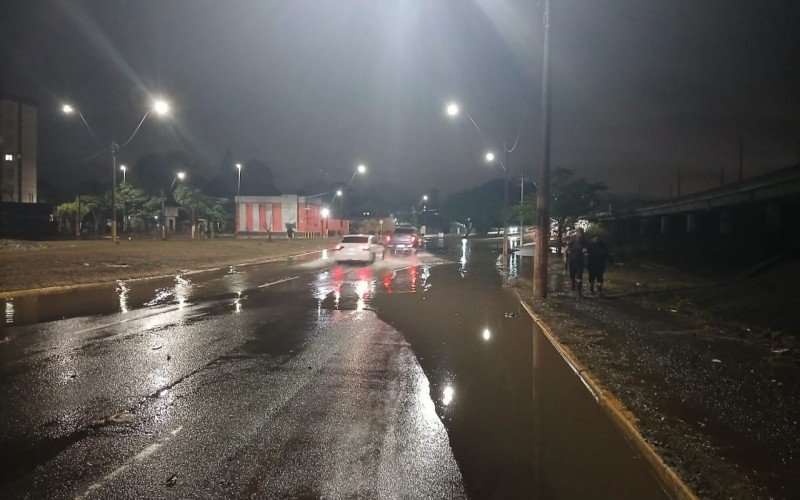 Água acumula na Avenida Mauá, em São Leopoldo