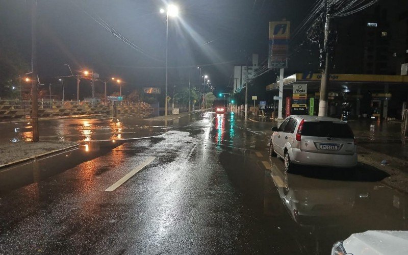 Avenida Dom João Becker na noite desta quinta-feira (23)