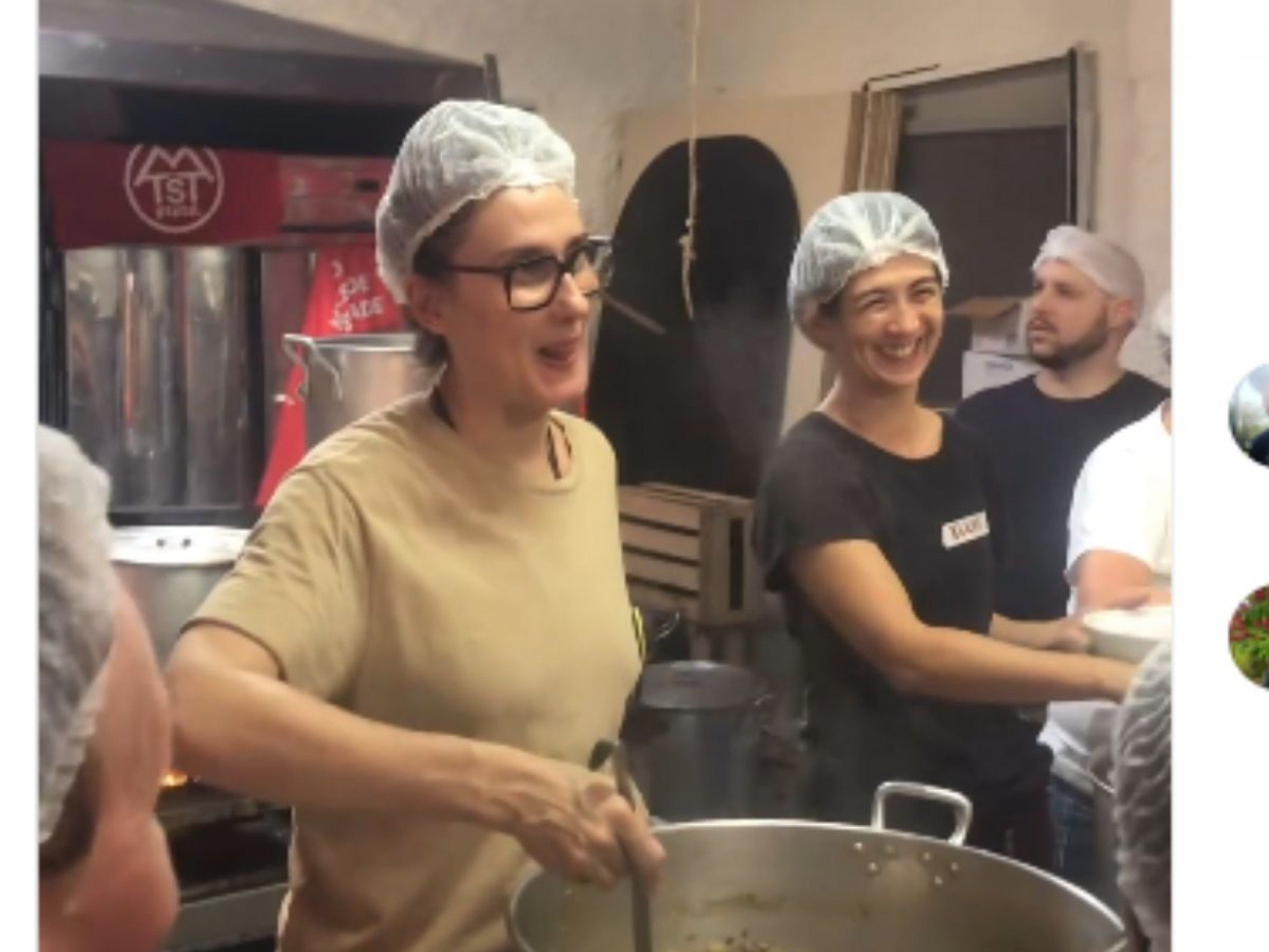 CATÁSTROFE NO RS: Paola Carosella ajuda a preparar marmitas junto ao MTST em Porto Alegre