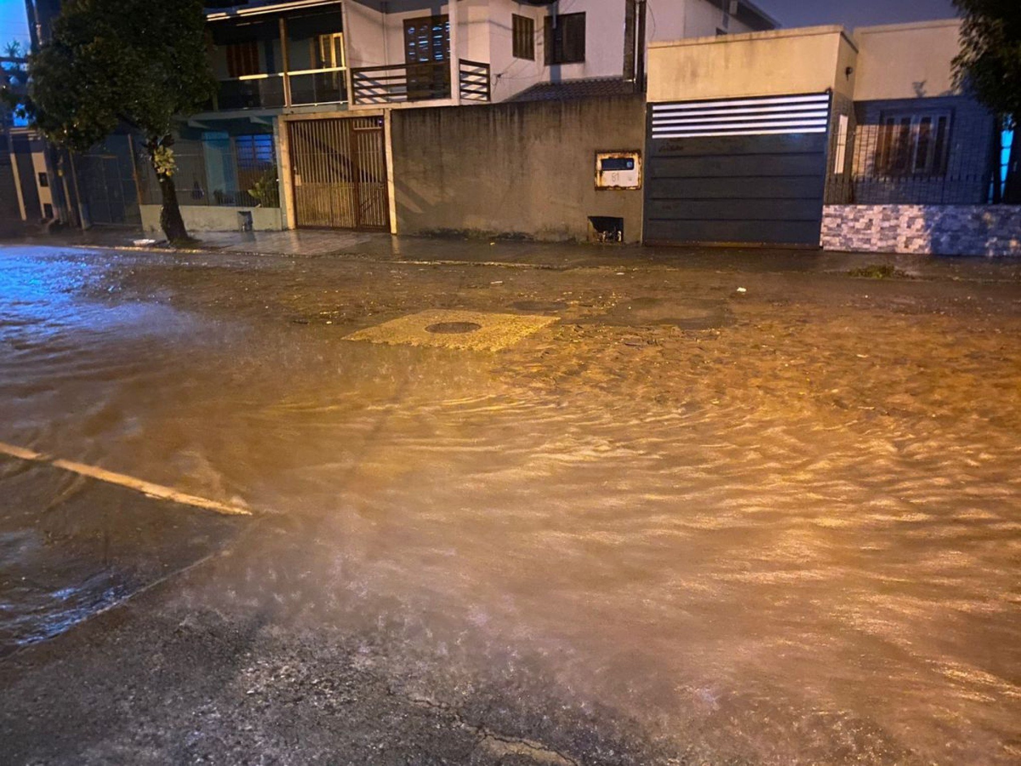 CATÁSTROFE NO RS: Chuva causa alagamentos no bairro Canudos, em Novo Hamburgo; veja vídeo