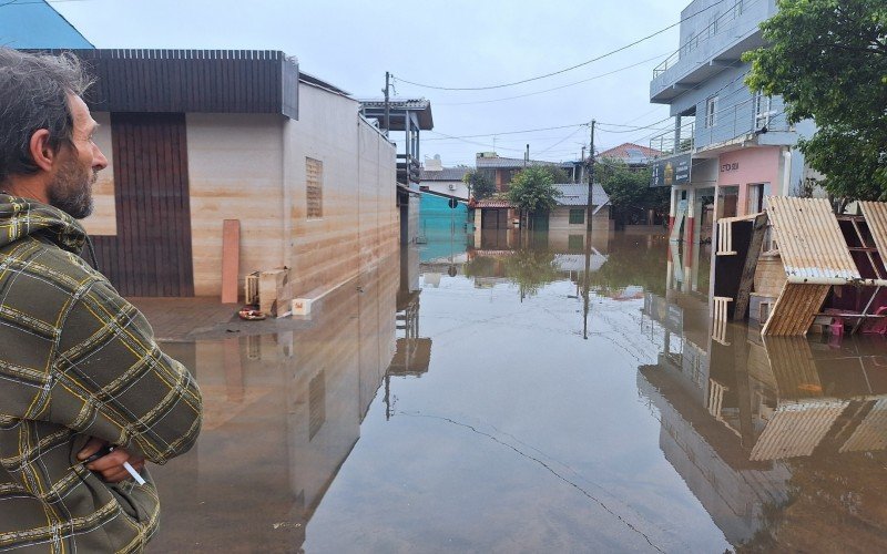 Augusto José Bertoldi observa novo avança da água no bairro Santo Afonso | abc+