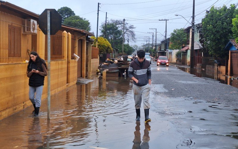 Moradores foram verificar a situação da enchente no bairro Santo Afonso após 24 horas de muita chuva | abc+