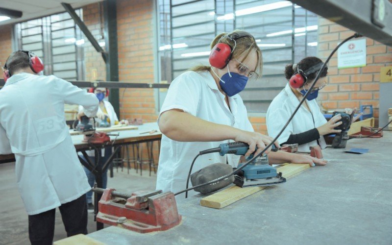 Alunos da Feevale confeccionando os móveis 