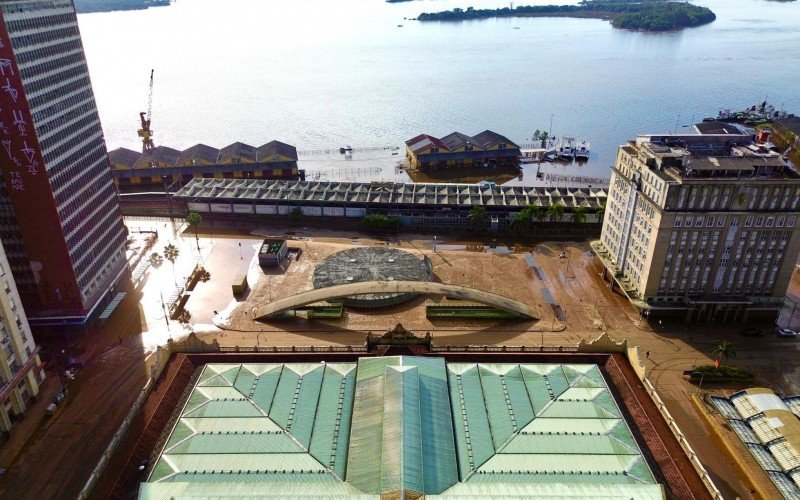 Vista do cais de Porto Alegre, com Mercado Público em primeiro plano | abc+