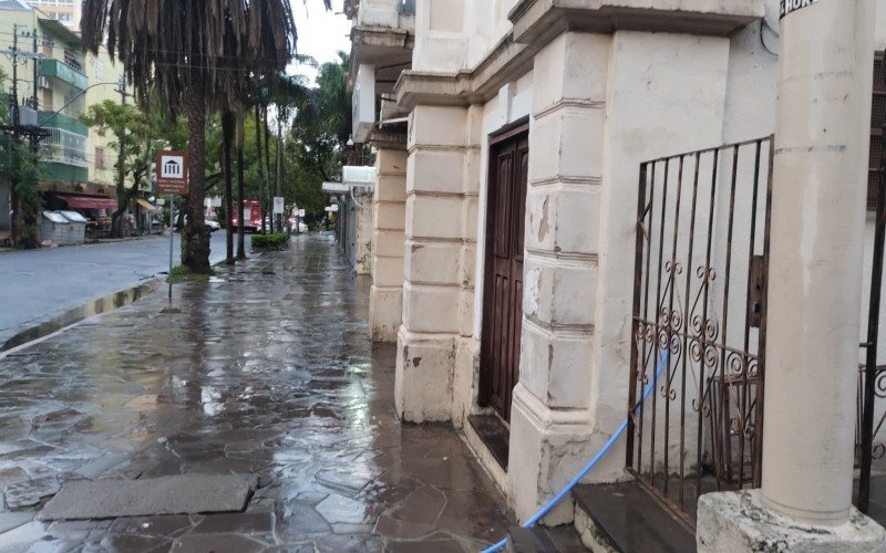 Mala de viagem deixada em frente ao prédio alertou moradores do bairro Bom Fim | abc+