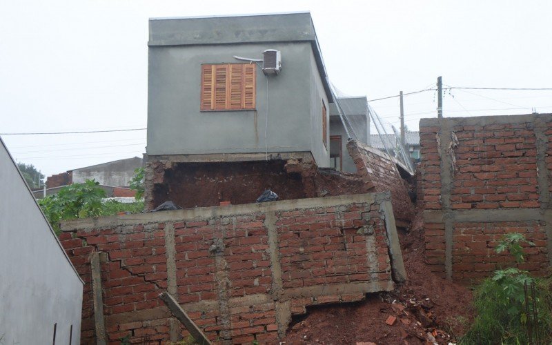 Em Novo Hamburgo, 7 residências foram interditadas pela Defesa Civil pelo risco de desmoronarem por conta de deslizamentos de terra | abc+