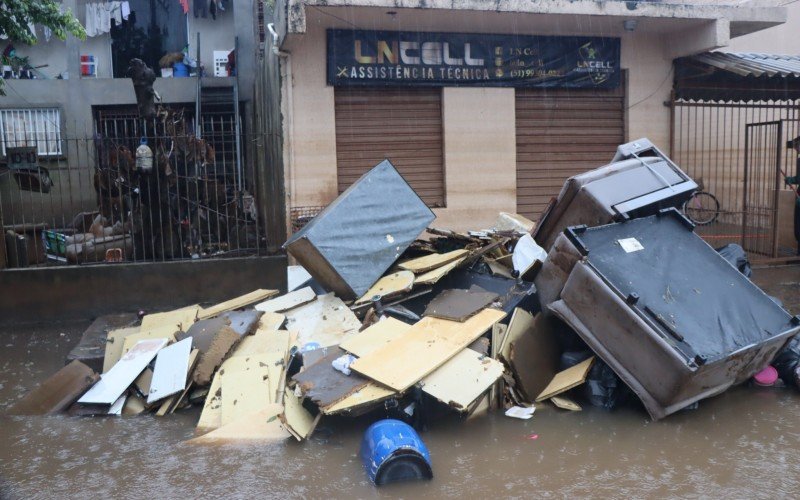 Entulhos pelas calçadas do bairro Santo Afonso