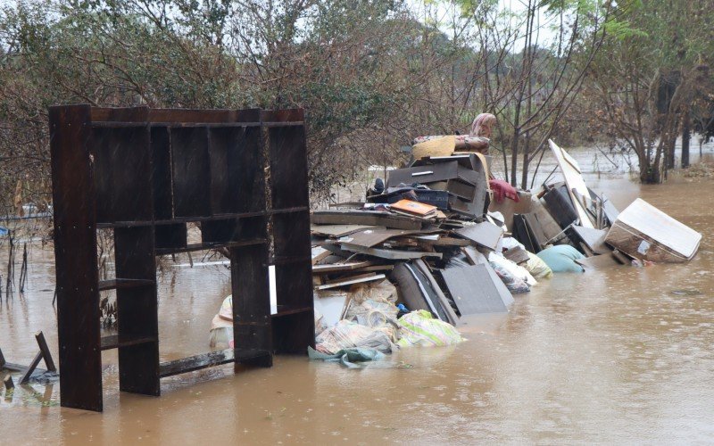 Água ainda alaga rua Eldorado, no bairro Santo Afonso