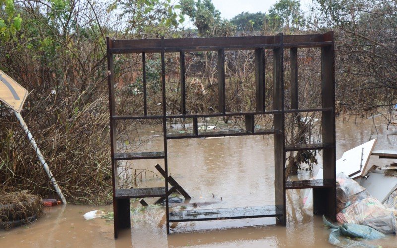 Estante que estava na casa de alguém, agora sustenta o vazio