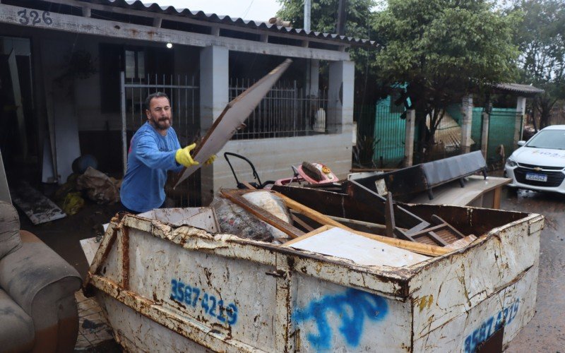 Roberto dos Santos descarta seus móveis em container para entulhos