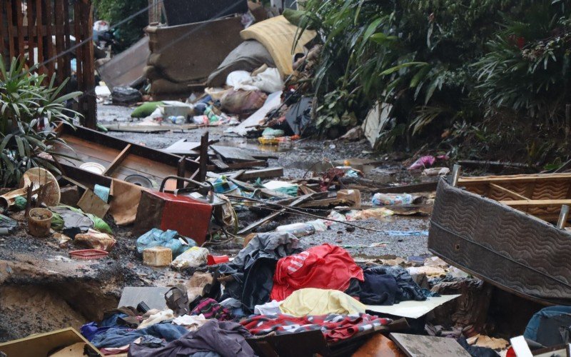 Início da rua Eldorado está tomada por bens pessoais