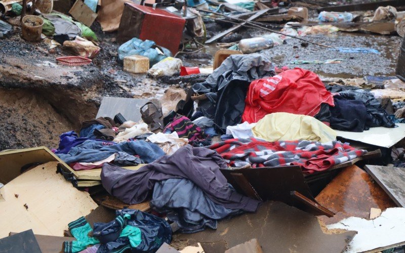 Roupas, calçados e cobertores