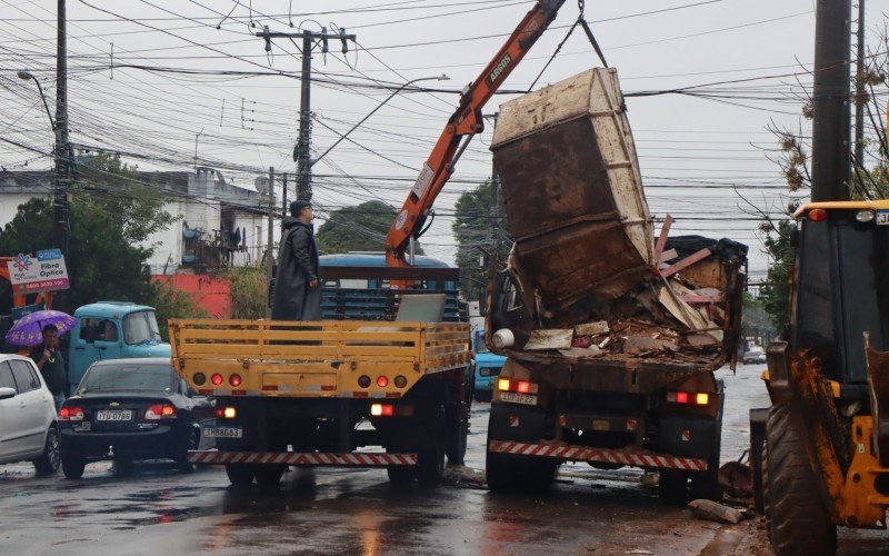 Caminhões recolhem entulhos no bairro Santo Afonso