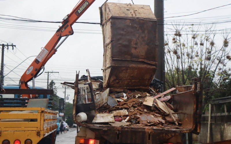 Caminhões recolhem entulhos no bairro Santo Afonso