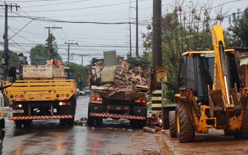 Caminhões recolhem entulhos no bairro Santo Afonso