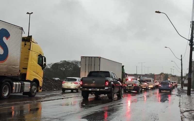 Tráfego no sentido capital -interior é intenso na BR-116 em São Leopoldo