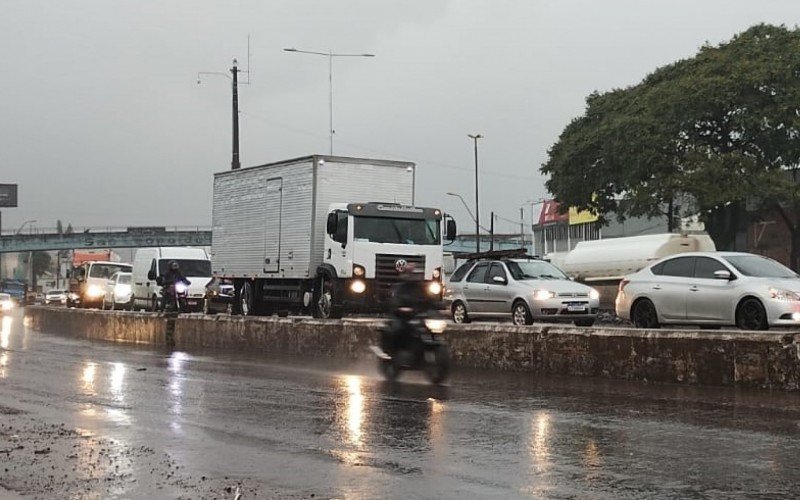 Tráfego no sentido capital -interior é intenso na BR-116 em São Leopoldo. Filas vão além da elevada da João Corrêa