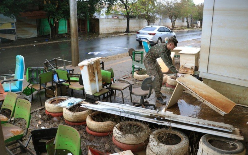 Militares tiraram móveis cobertos de lama para a frente da unidade nesta sexta-feira (24)