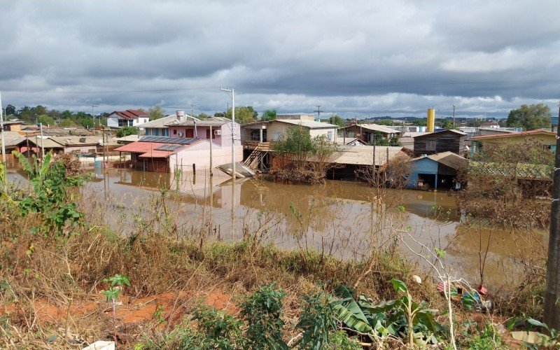 Protegida pelo dique, a Vila Palmeira, no bairro Santo Afonso, ficou alagada por semanas | abc+