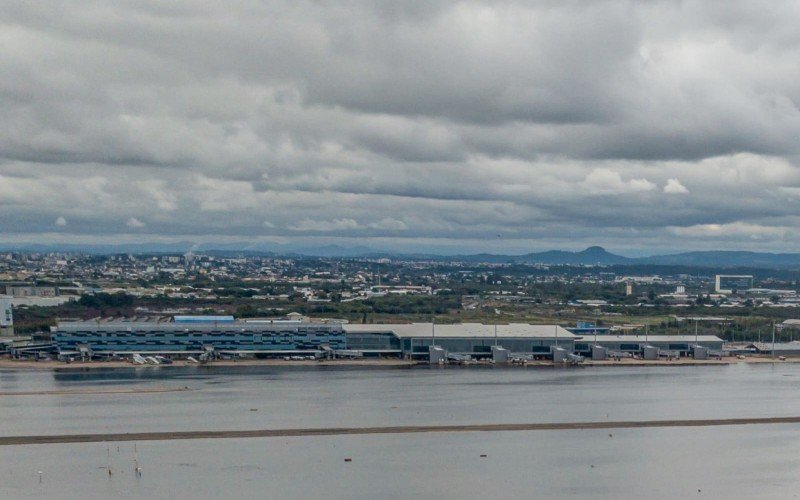 Aeroporto Internacional Salgado Filho continua com muita água da enchente