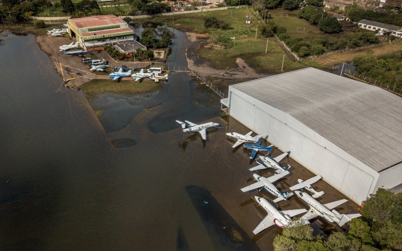 Aeroporto Internacional Salgado Filho continua com muita água da enchente