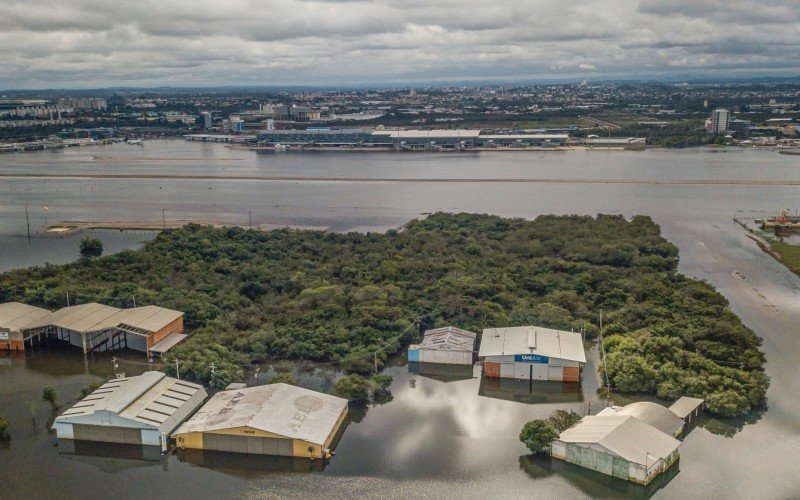 Aeroporto Internacional Salgado Filho continua com muita água da enchente