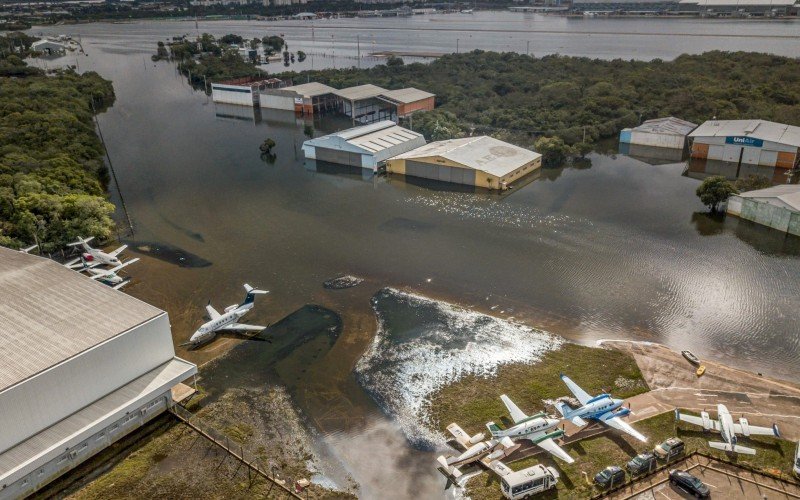 Aeroporto Internacional Salgado Filho continua com muita água da enchente