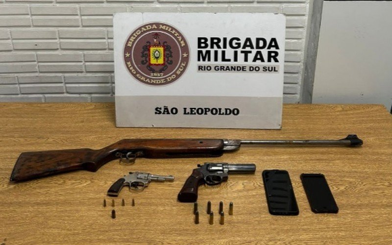 Com os dois homens, de 18 e 25 anos, policiais encontraram dois revólveres municiados e uma arma de pressão adaptada para munição calibre .22 