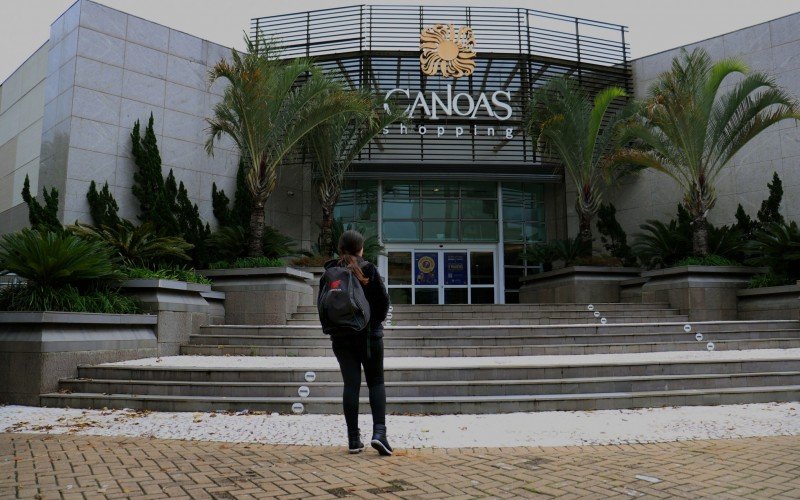 Público voltou a acessar o centro comercial no final da manhã deste sábado (25)