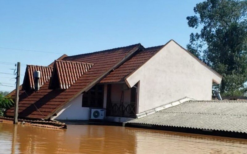 Residência do prefeito, localizada no bairro Campina, ficou completamente alagada 