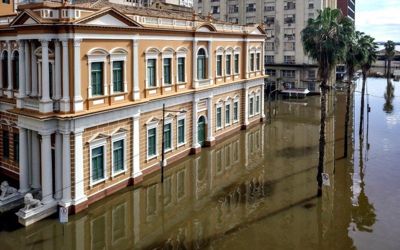 Centro histórico de Porto Alegre permanece alagado devido às fortes chuvas | abc+