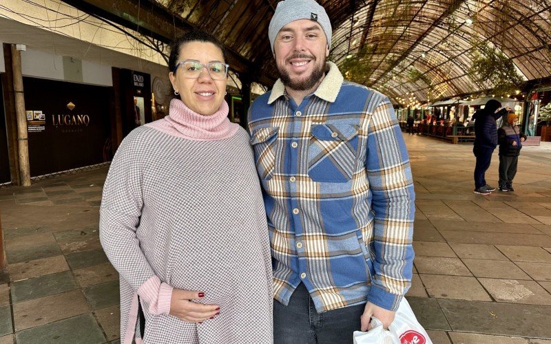 Josiani e Allan passeando pela cidade em uma lua de mel adiantada