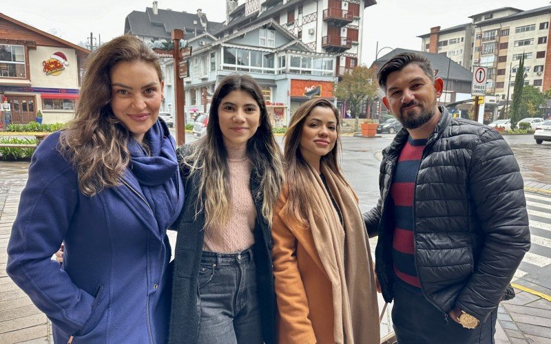 Mariane, Caroline, Aline e Anderson são de Erechim e estão passeando em Gramado