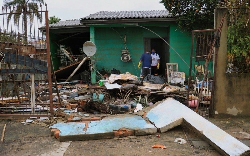 Retorno na Rua Florianópolis é marcado pelo prejuízo de casas destruídas pela água