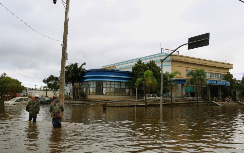HPS de Canoas continua rodeado de água oriunda do dique rompido do bairro Mathias Velho