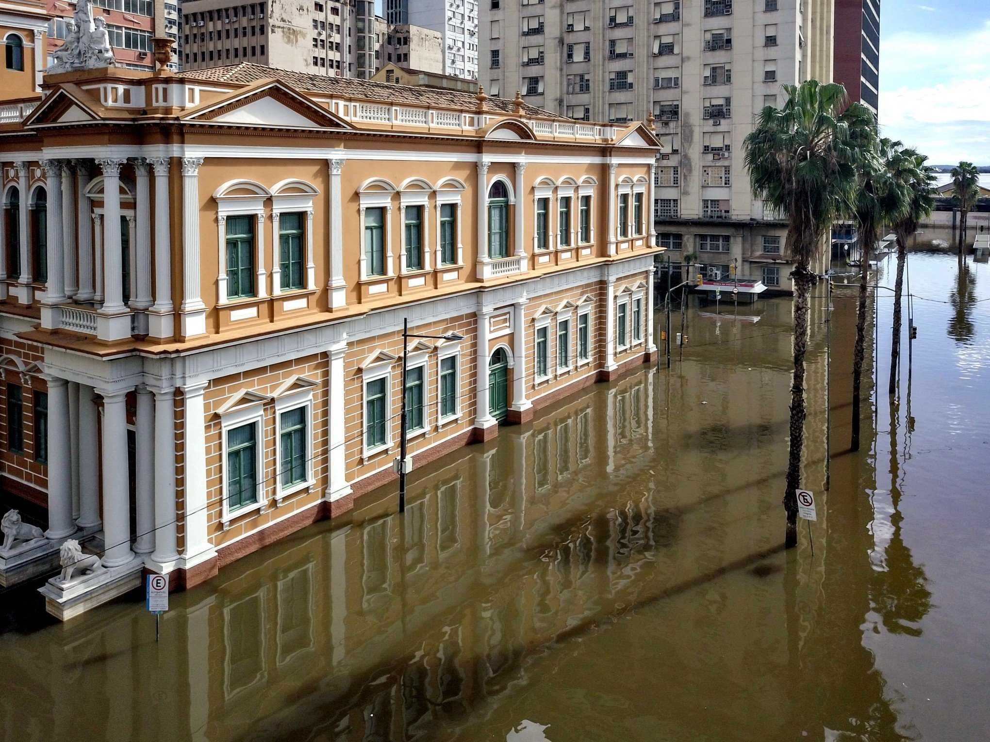 "Vazamentos estão em boa parte das comportas sem manutenção", avaliam especialistas sobre inundação em Porto Alegre