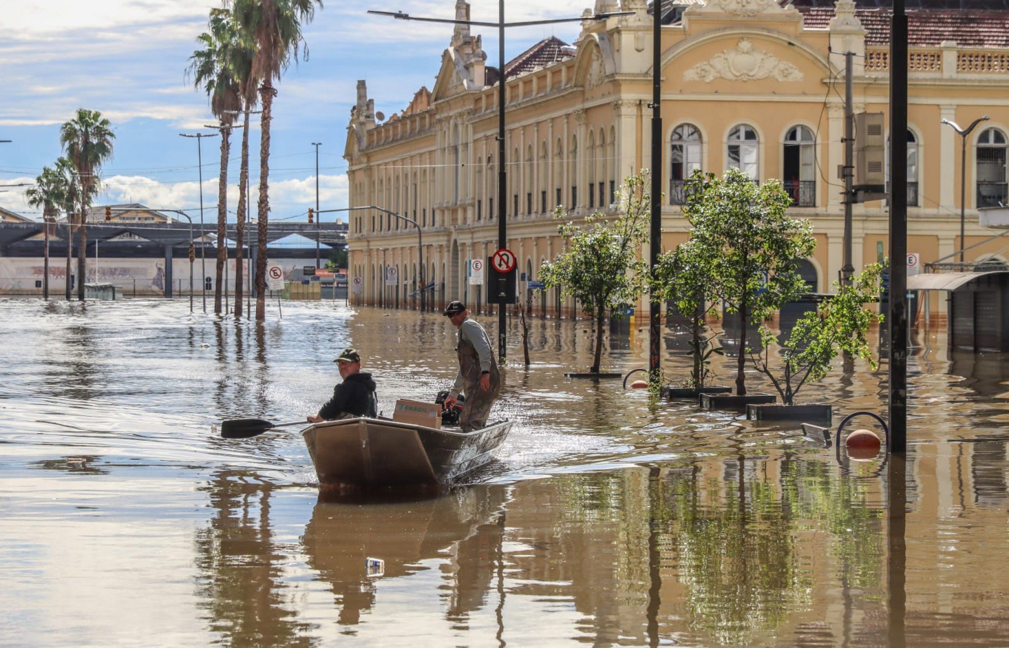 CATÁSTROFE NO RS: Estado soma 165 mortes pelas enchentes; 2,3 milhões de pessoas são afetadas