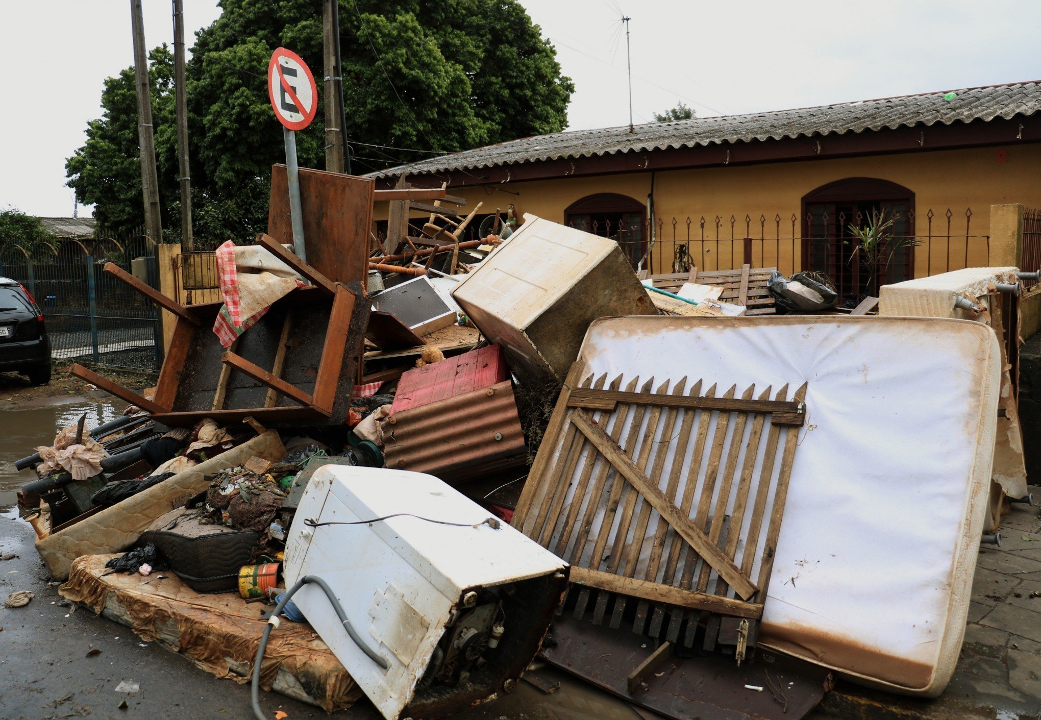 Programa irá doar até R$ 10 mil para profissionais da educação atingidos pela enchente