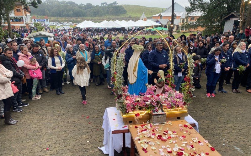 Milhares de devotos percorrem 7,5 quilômetros
