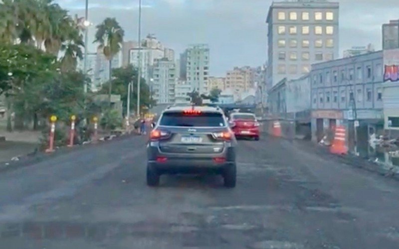 Passagem pelo corredor humanitário de acesso à região central de Porto Alegre, ao lado da rodoviária | abc+