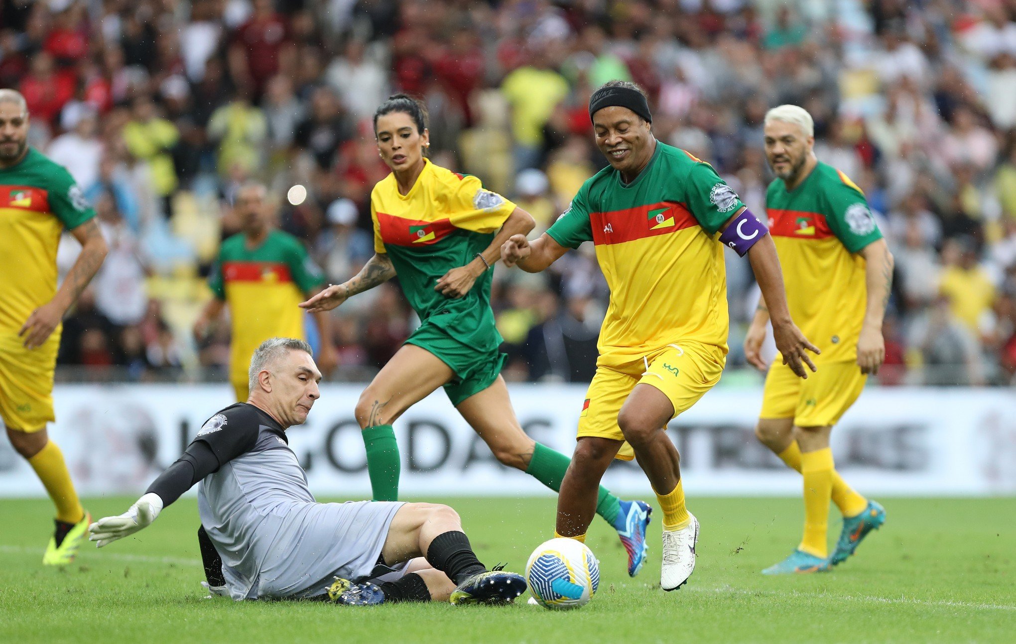 Com show de Ronaldinho Gaúcho, futebol da solidariedade reúne craques no Maracanã