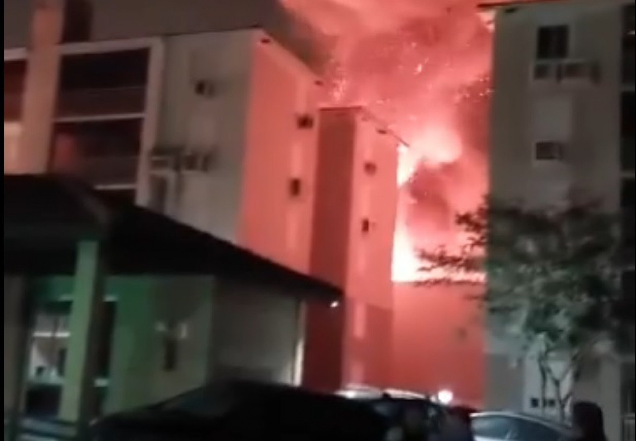 Incêndio de grandes proporções atinge loja de Porto Alegre; fogo é combatido por equipes de bombeiros