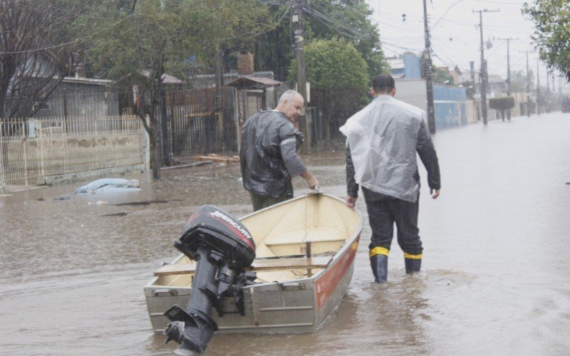 Antônio Martins precisou colocar novamente o barco na água no Rio Branco