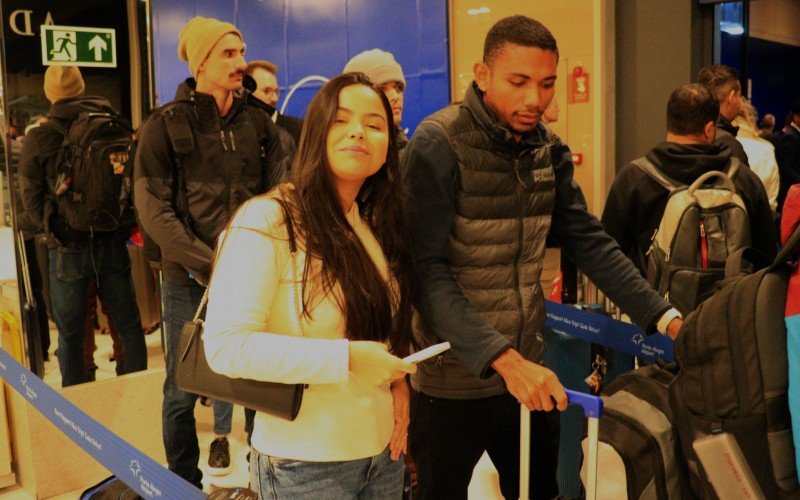 Myllena e Lucas embarcaram no primeiro voo da Latam desta segunda-feira